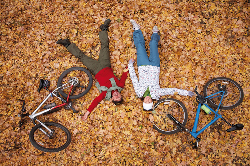 bici-persone-foglie